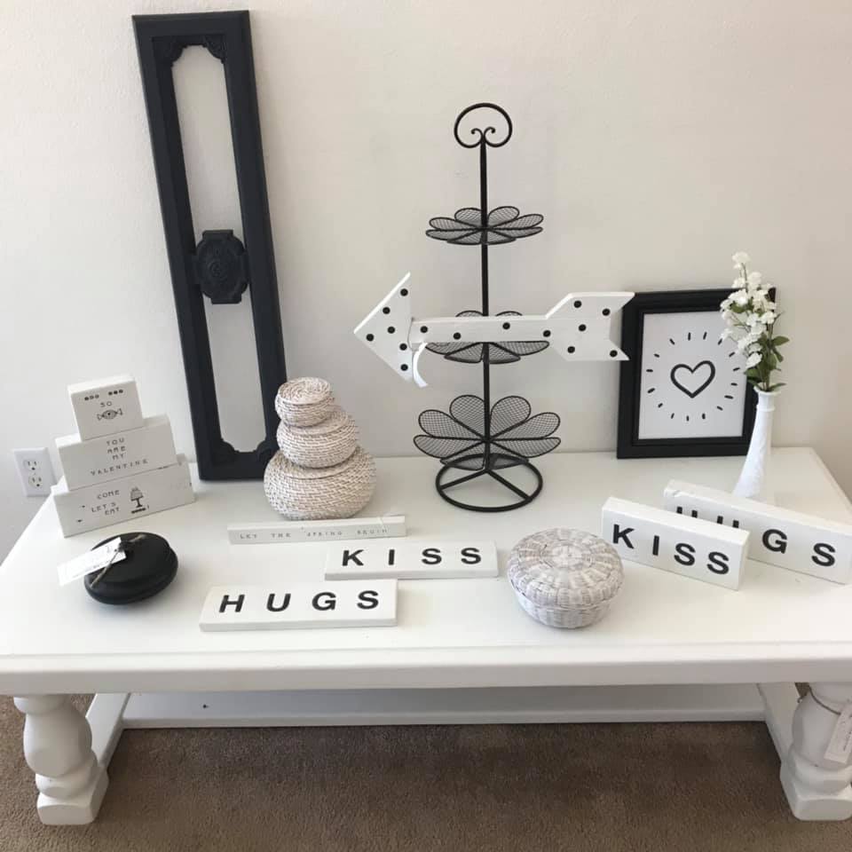 Coffee table showing different signs, frames and baskets